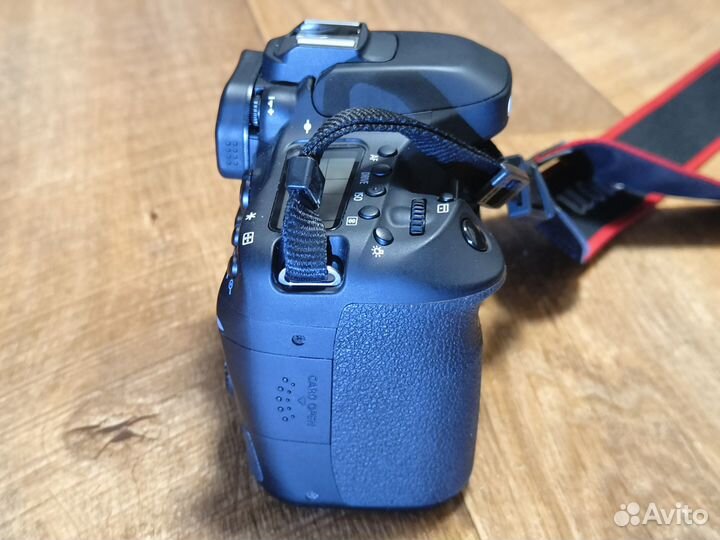 Зеркальный фотоапарат Canon EOS 80D