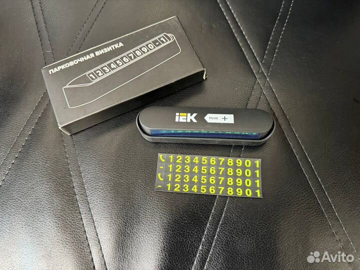 Табличка с номером телефона в авто