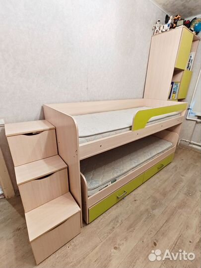 Детская мебель. Кровать, шкаф и лесенка