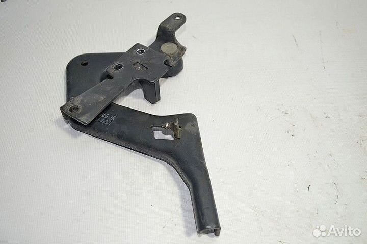 Петля нижней решетки радиатора, левая volvo FH (01
