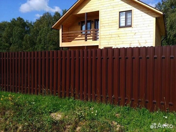 Забор из металлического штакетника