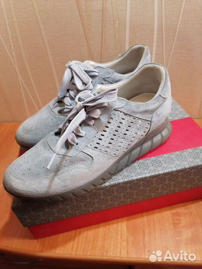 Кроссовки женские