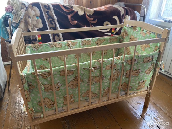 Детская кроватка-маятник