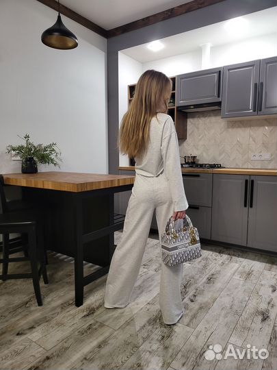 Женский спортивный костюм