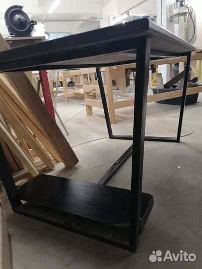 Стол с металлическими ножками