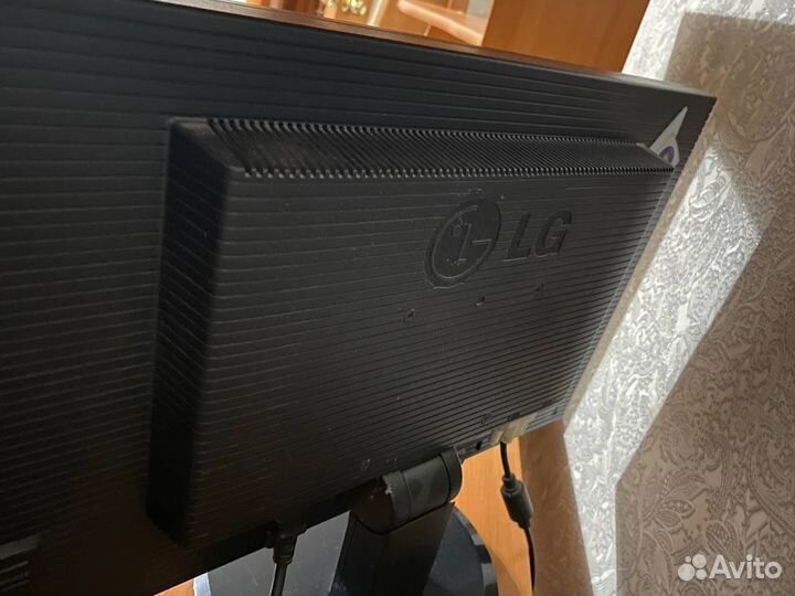 Монитор,колонки,пк,клавиатура,стол