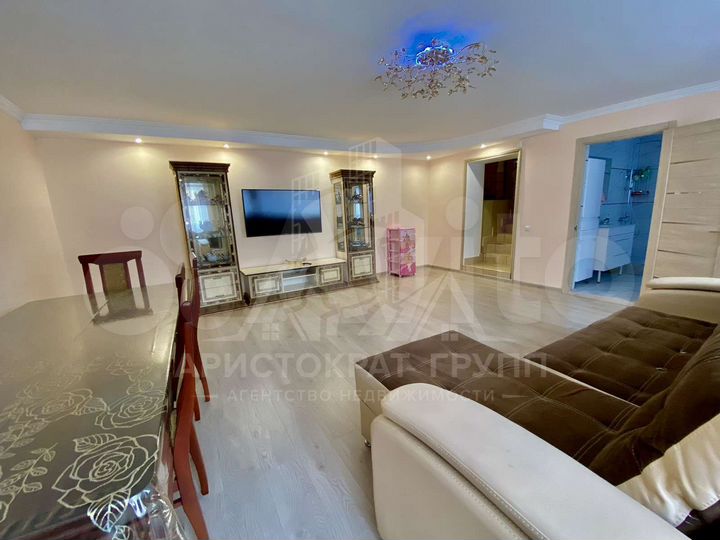 Дом 208,5 м² на участке 4,4 сот.