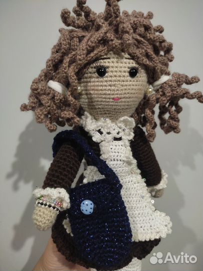 Кукла школьница первоклассница вязаная