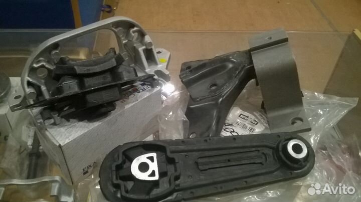 Подушка двигателя Рено Логан Сандеро