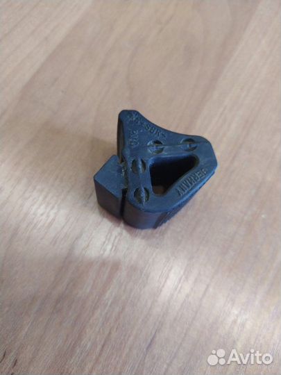 Направляющая капота Volkswagen Passat B5+ седан