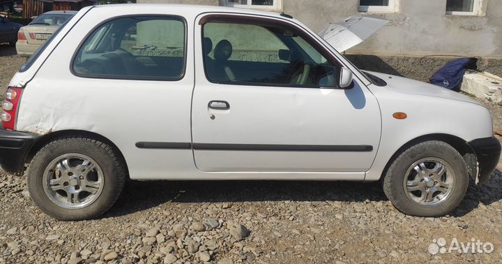 Nissan March 1.0 AT, 2001, битый, 123 000 км