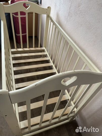 Детская кроватка с маятником