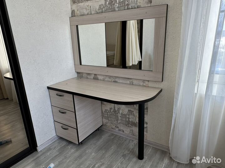 Туалетный столик с зеркалом