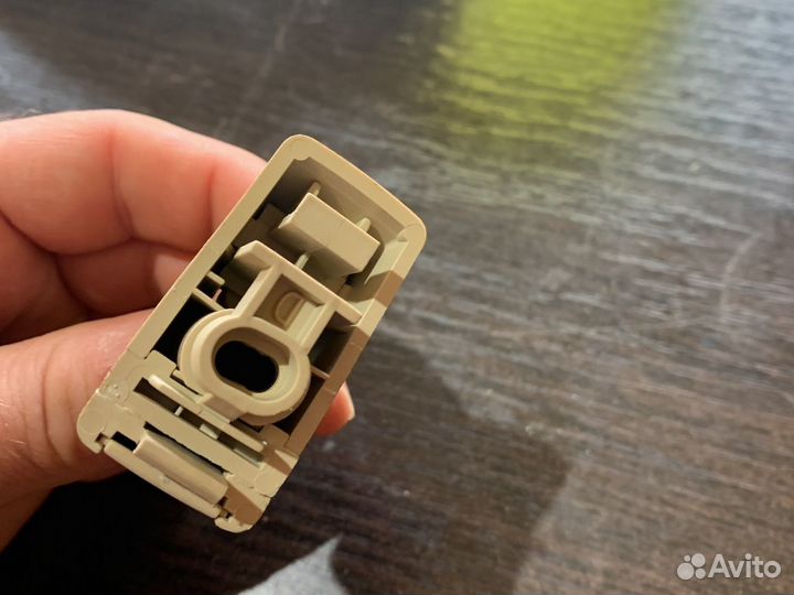 Крючок козырька на Volkswagen Touareg NF