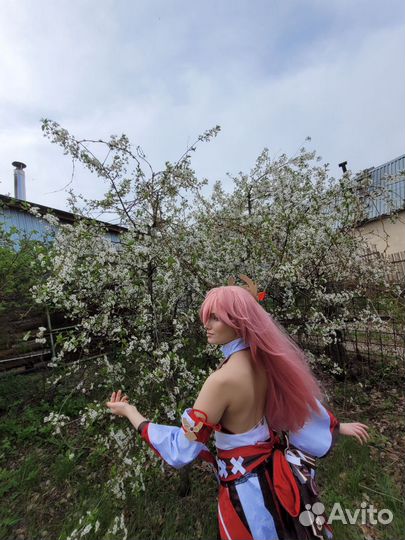 Косплей Яэ Мико из Геншин Импакт