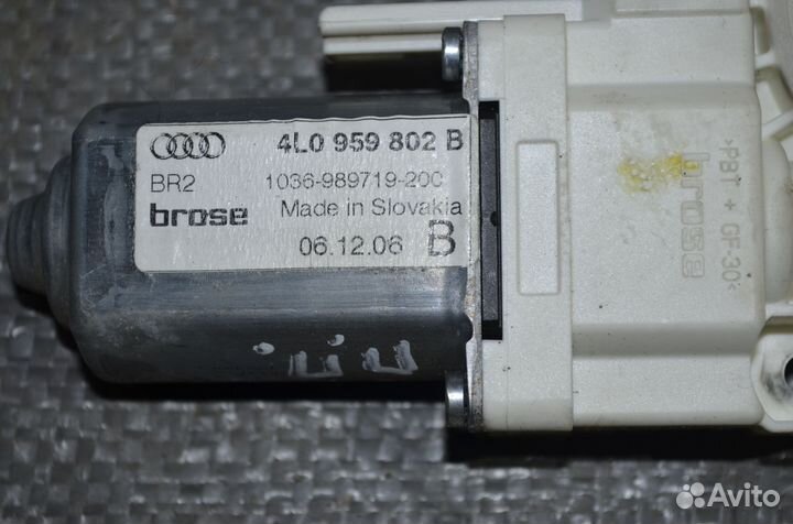 Мотор стеклоподъемника правый Audi Q7 4L