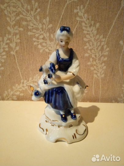 Фарфоровая статуэтка