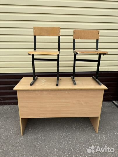 Парта школьная и 2 стула