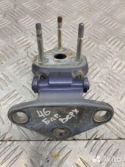 Б/У петля крышки багажника задний Toyota Rav4 (1)