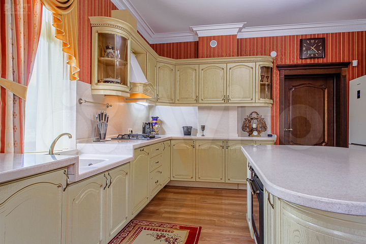 Коттедж 400 м² на участке 10,5 сот.