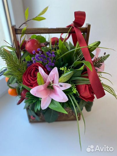Цветочная композиция в деревянном ящике