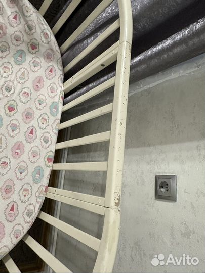 Детская кроватка с маятником