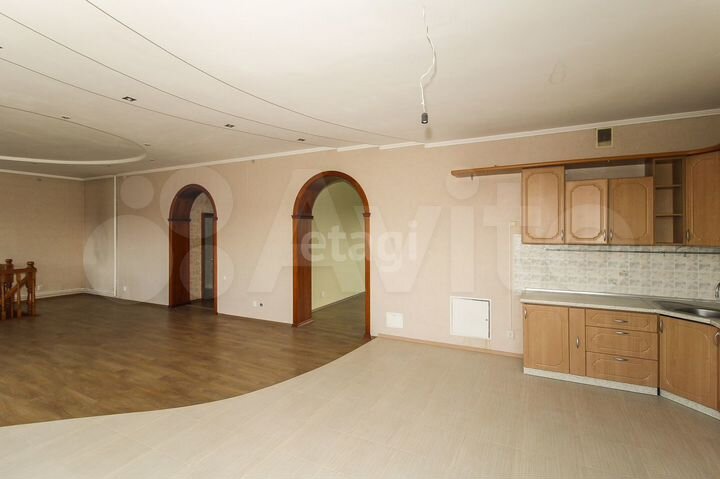 Дом 618 м² на участке 15 сот.