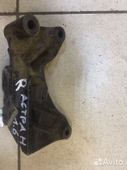 Кронштейн двигателя правый Opel Astra H