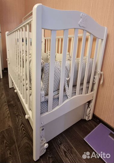 Детская кроватка с универсальным маятником