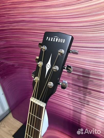 Электроакустическая гитара с чехлом Parkwood W81E