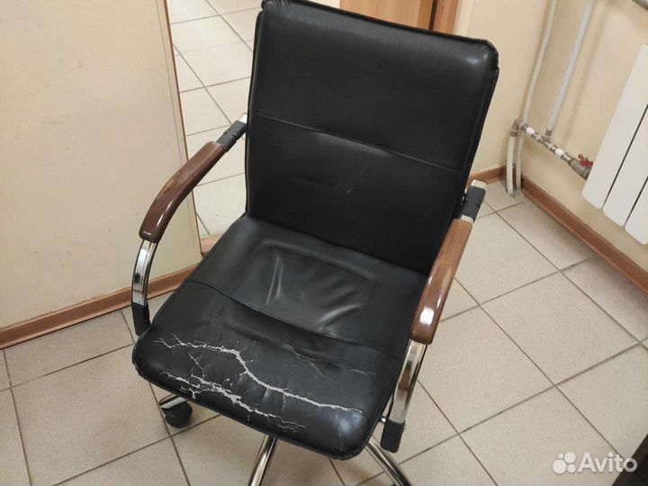 Офисное кожаное кресло бу
