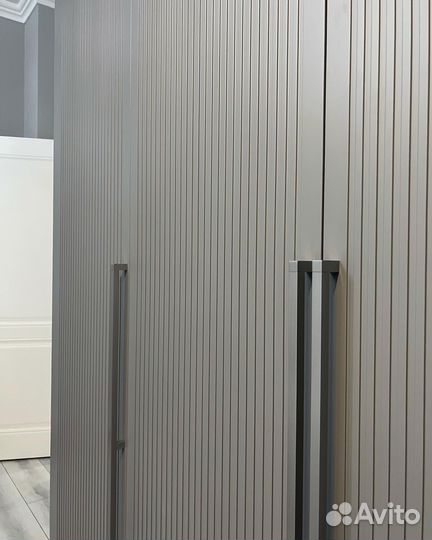 Современный распашной шкаф