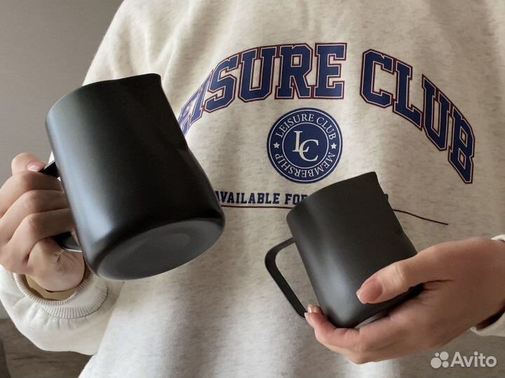 Пара питчеров для молока