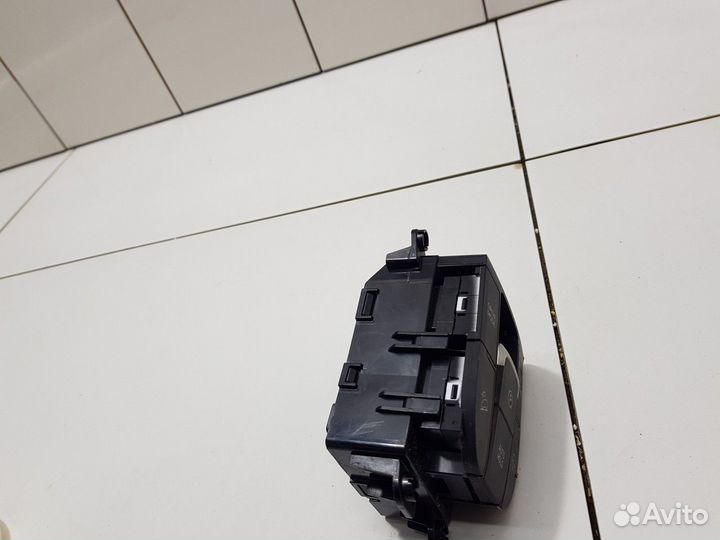 Кнопка фиксатора стояночного тормоза