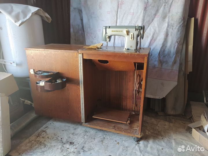 Швейная машина 