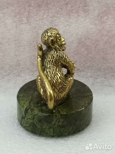 Обезьянка с бананом бронза на каменной подставке