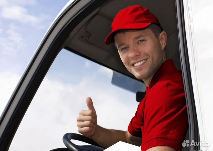 Водитель со своим грузовым авто