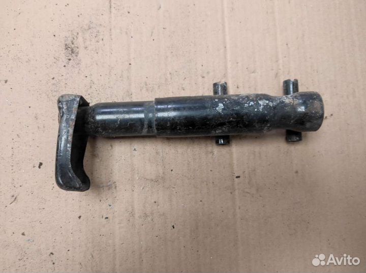 Кронштейн лево на Audi A6