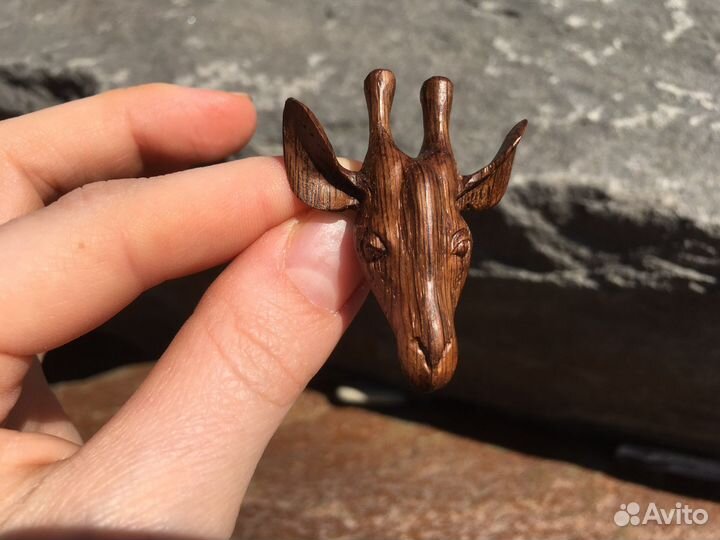 Брошь ручной работы из дерева