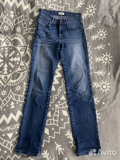 Одежда женская (джинсы, шорты, футболка)