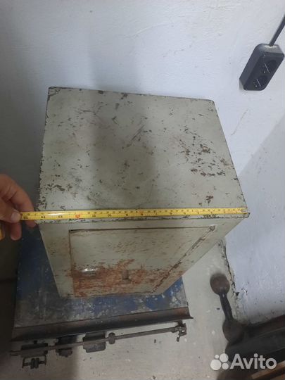 Сейф металлический