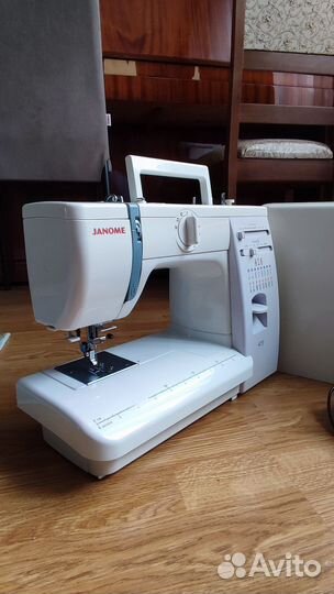 Швейная машина Janome