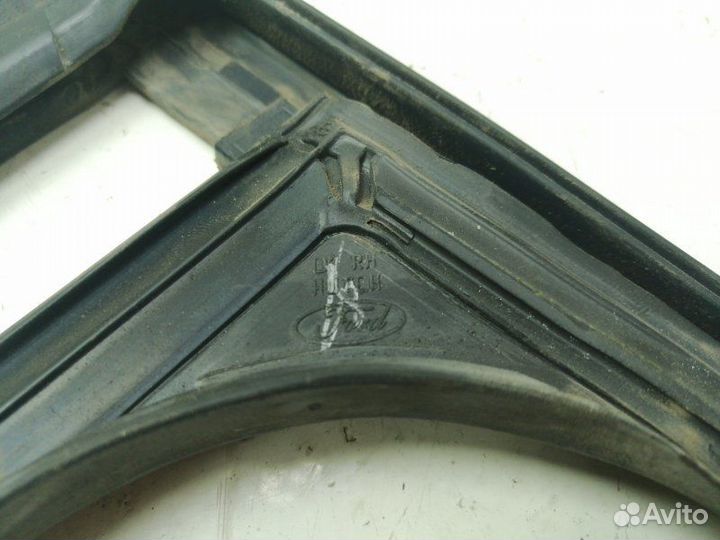 Уплотнитель стекла двери задний правый Ford Focus