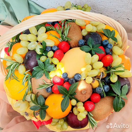 Фруктовая корзина, корзина фруктов и ягод