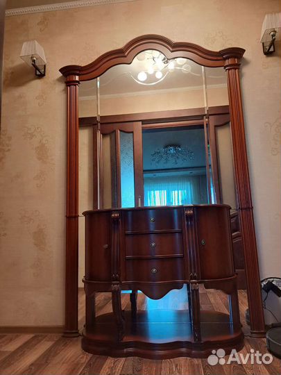 Зеркало и консоль