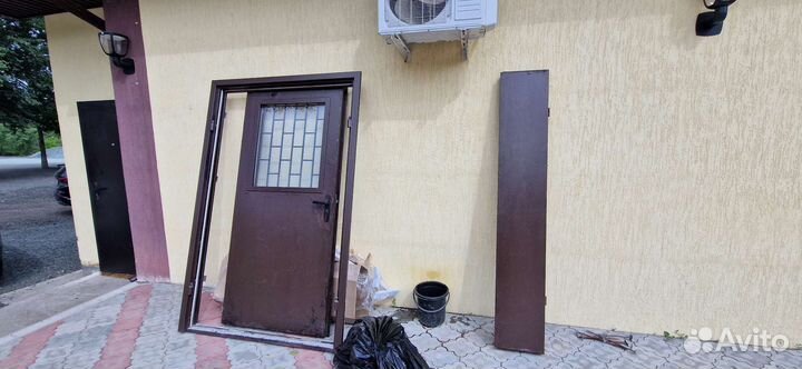 Дверь входная металлическая со стеклом