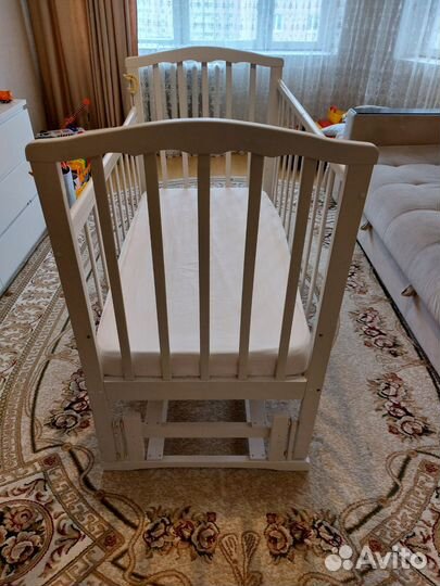 Детская кровать с маятником