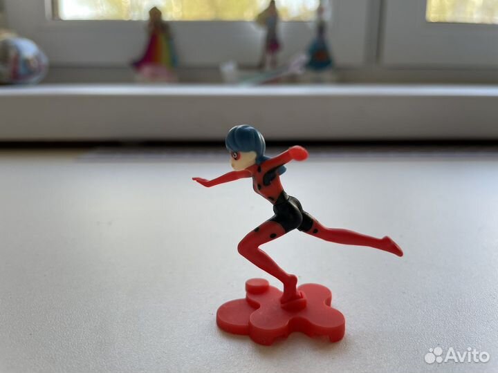 Игрушки киндер сюрприз Леди Баг и Супер Кот