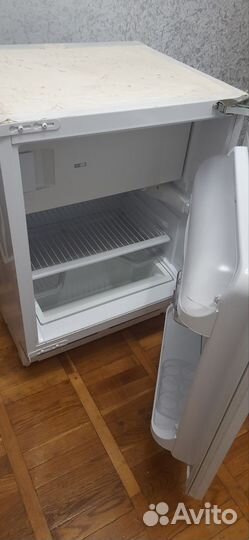 Мини встроенный холодильник Hotpoint Ariston