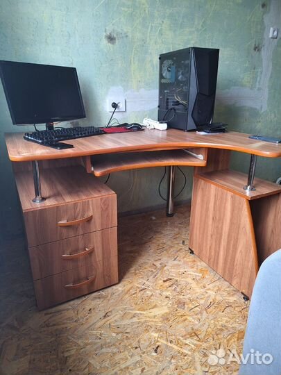 Компьютерный стол